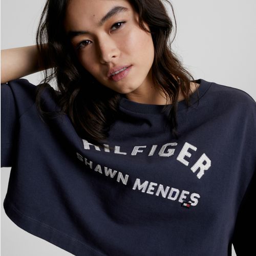 CAMISETA CROPPED TOMMY HILFIGER X SHAWN MENDES