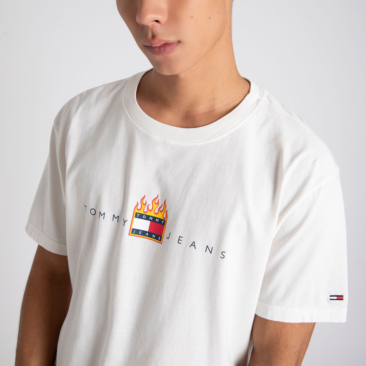 Camiseta Logo Linear Fire Tommy Jeans Tommy Hilfiger Tommy Hilfiger