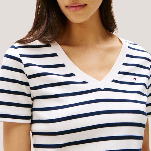 Camiseta Listrada Gola V