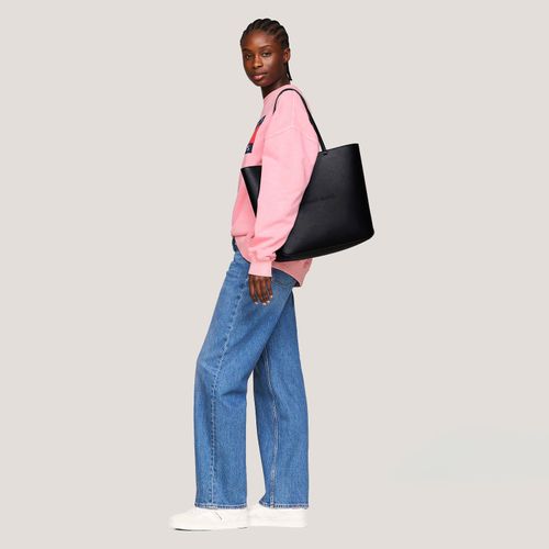 Bolsa Tote Must Logo Em Metal Tommy Jeans