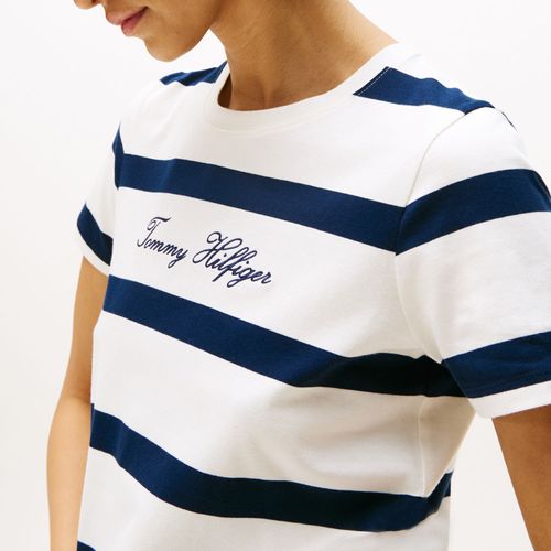 Camiseta Logo Cursivo Bordado