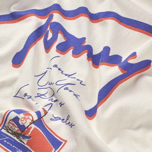 Camiseta relaxed com estampa gráfica e logo nas costas